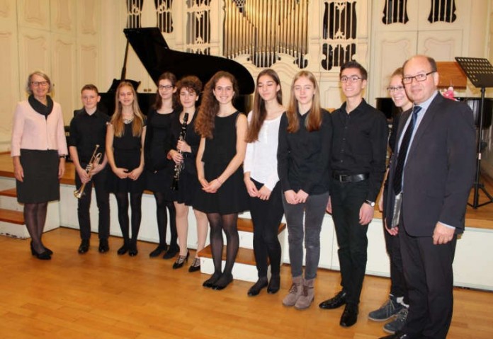 Bildungsbürgermeisterin Dr. Ulrike Freundlieb und Musikschulleiter Hansjörg Korward beglückwünschten die Preisträger