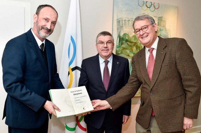 Übergabe der Coubertin-Edition an IOC-Präsident Dr. Thomas Bach (Mitte), links Prof. Dr. Nelson Schneider-Todt /PUCRS Porto Alegre und rechts Prof. Dr. Dr. h.c. Norbert Müller (Fachgebiet Sportwissenschaft, Forschungsgruppe Olympia, TU Kaiserslautern)