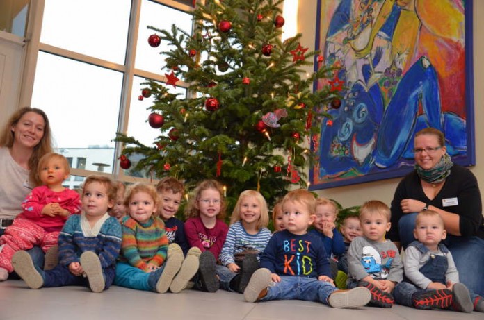 Nach getaner Arbeit: Die Kinder der Kita Kreiswichtel vor ihrem Weihnachtsbaum.