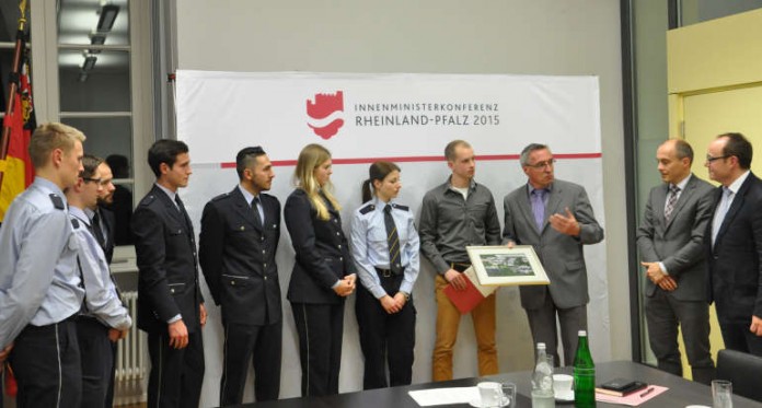 Studierende der Hochschule der Polizei übergeben Staatssekretär Günter Kern eine Collage als Erinnerung