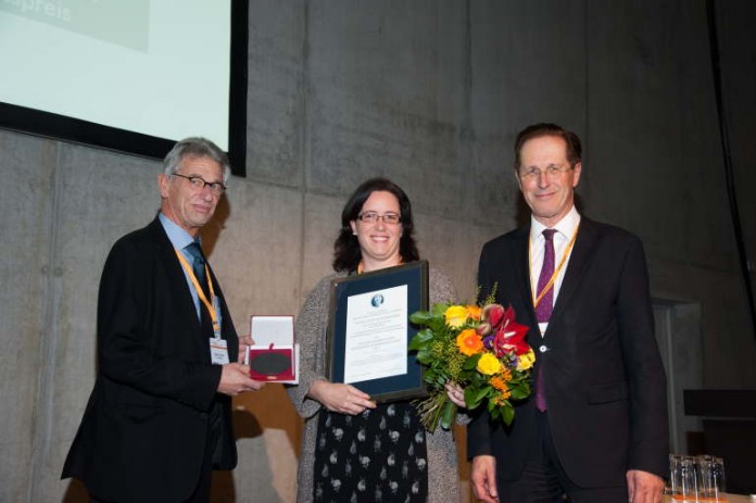 v.l.Dr. Thomas Glaser, Bayer Vital, Projektleiter Medizin Neurologie, Immunologie & Ophthalmologie, PD Dr. Kristina Endres, Prof. Dr. med. Wolfgang Maier, Direktor Klinik für Psychiatrie, Universität Bonn