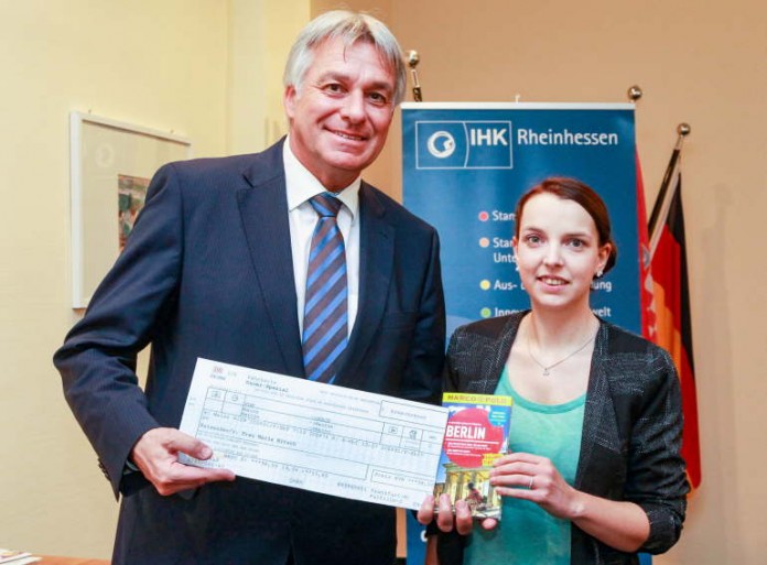 IHK-Hauptgeschäftsführer Günter Jertz wünscht Maria Nitsch gute Reise nach Berlin. Leider konnte Christina Hofmeister den Fototermin nicht wahrnehmen.