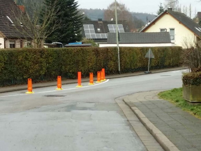 Die Leitelemente in Mölschbach zur Reduzierung der Verkehrsgeschwindigkeit wurden teilweise mutwillig herausgerissen