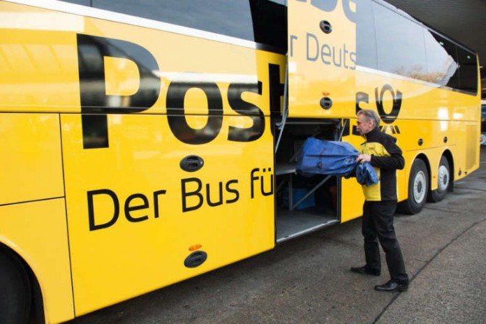 Mit dem Postbus Kurier testet Deutsche Post DHL Group die taggleiche Paketzustellung über ihr eigenes Fernbusnetz