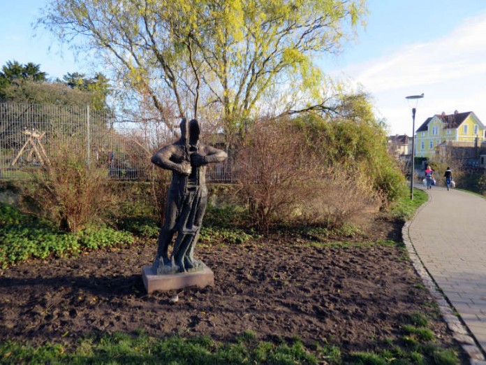 Die Skulptur „Mensch im Widerstreit“ steht nun in der Wallgasse
