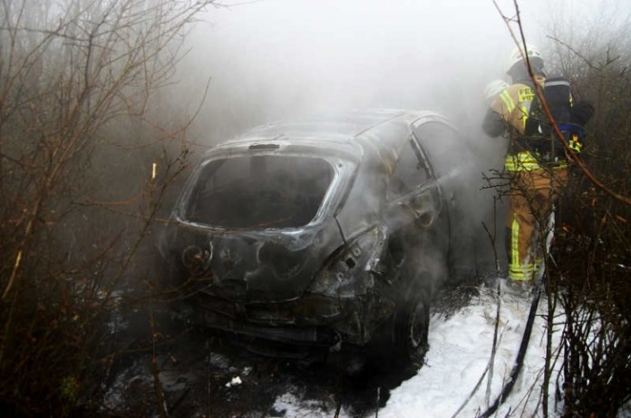 Nur noch Schrott blieb nach diesem Unfall übrig. Die Feuerwehr musste die Überreste bergen