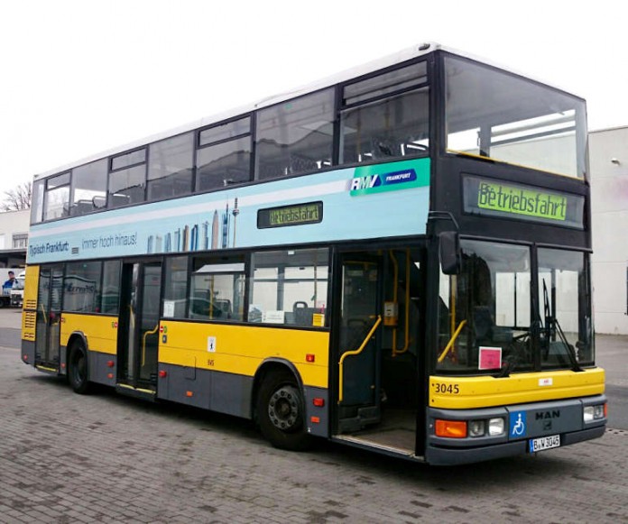 Doppelstockbus-Testfahrzeug mit Werbung für Frankfurt