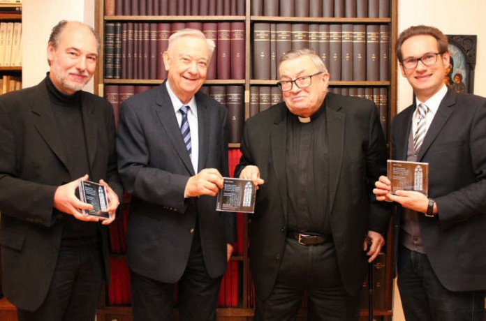 Übergabe der neuen CD an Kardinal Karl Lehmann (2.v.r.) durch (v.l.) Pfarrer Stefan Schäfer, Stefan Schmitz und Domkapellmeister Karsten Storck