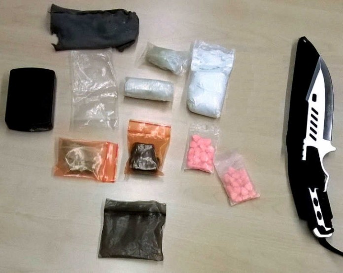 Drogen und ein Messer wurden bei dem mutmaßlichen Dealer beschlagnahmt. Er selbst kam in Haft