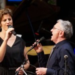 Katja Welck-Möhnen und Rolf John, die beiden Gesangssolisten der UniBigBand, im Duett