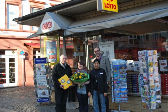 Hans Wischert, Vivian Ashton, Kazi Jebunnesa und Ortsvorsteher Brian Huck (v.l.n.r.)