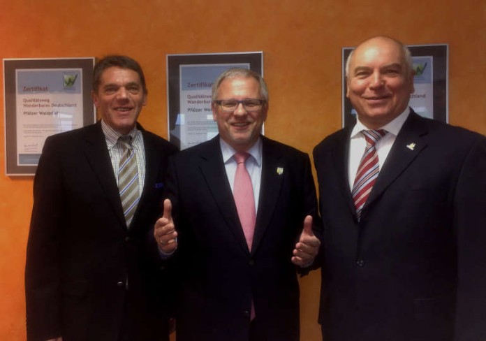 Das neue Trio an der Spitze des Pfalz.Touristik e.V.: v.l.: Bürgermeister Karl Schäfer, Landrat Hans-Ulrich Ihlenfeld, Oberbürgermeister Hans Georg Löffler