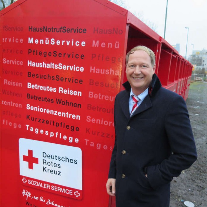 Geschäftsführer Marco Prinz vor einem Altkleidercontainer