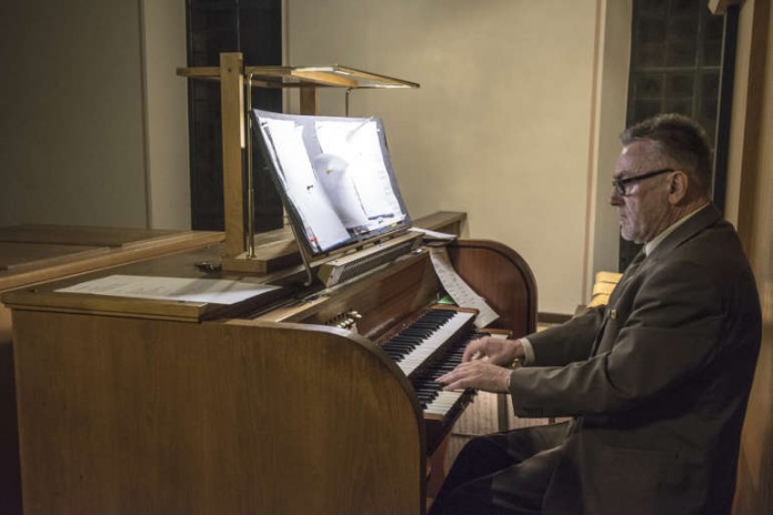 Josef Bernhard Histing an der 50-jährigen Orgel