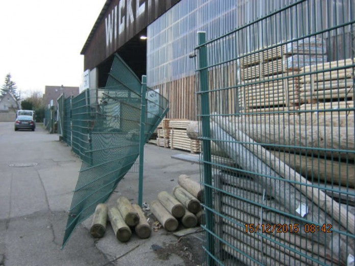 Beschädigter Zaun, Holzfachhandel, Bornbachstraße durch flüchtigen Lkw