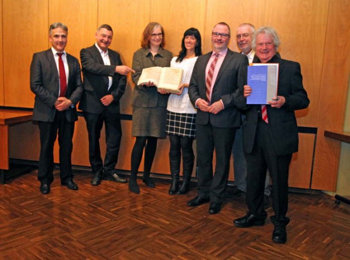 v.l. Dr. Kai-Michael Sprenger, Prof. Dr. Michael Matheus, Dr. Regine Schäfer, Nadine Gerhard, Oberbürgermeister Ralf Claus, Dr. Stefan Grathoff, Dr. Werner Marzi