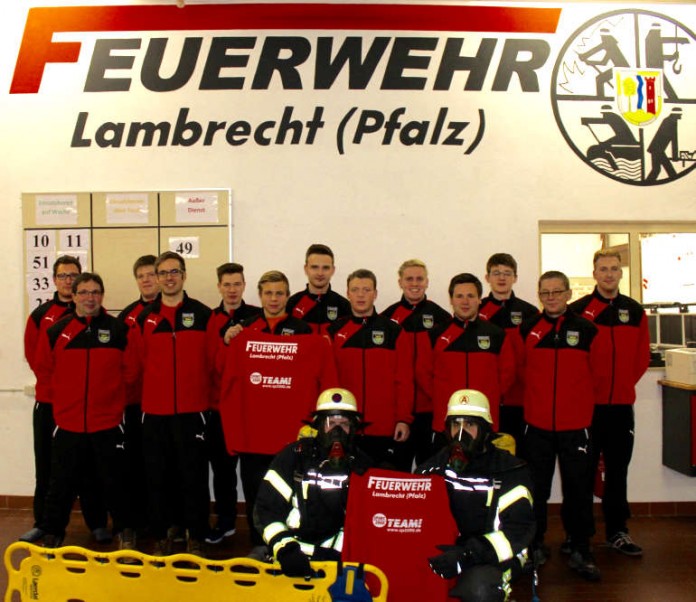 Die Feuerwehr Lambrecht erhielt Trainingsanzüge