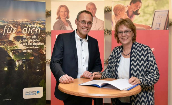 Christine Sass, Leiterin der Stadtbücherei, und Dr. Rudolf Irmscher, Geschäftsführer der Stadtwerke Heidelberg, haben einen Kooperationsvertrag für die Unterstützung des Jubiläumsjahres „50 Jahre Wissen und Kultur im Park“ unterzeichnet