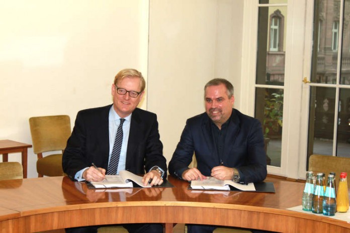 Markus Frank und Clemens Krüger unterschreiben neuen Betreibervertrag