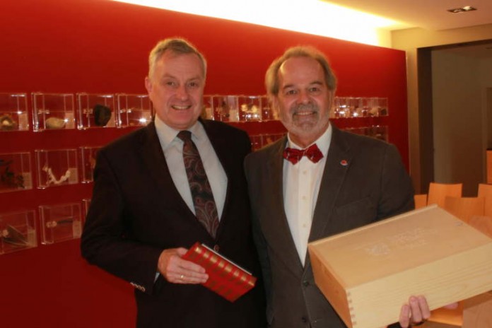 Theo Wieder (links) und Dr. Reinhard Flößer bei der Verabschiedung des Museumsleiters