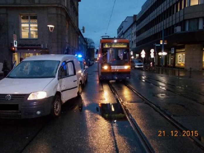 Der Fahrer wurde nur leicht verletzt. Er drehte mit seinem Caddy unachtsam.