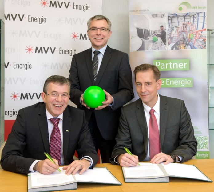 AVR-Geschäftsführer Peter Mülbaier (links) und MVV-Technikvorstands Dr. Hansjörg Roll (rechts) mit Landrat Stefan Dallinger (Mitte stehend) bei der Vertragsunterzeichnung