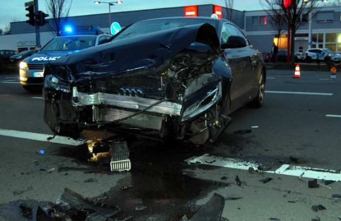 Die Polizei sucht Zeugen dieses Verkehrsunfalles. Die Fahrer machen unterschiedliche Angaben