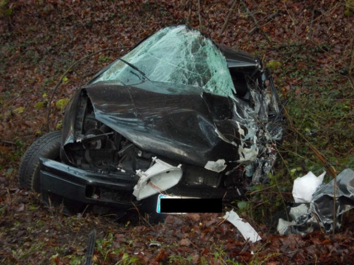 Bei dem Verkehrsunfall wurden fünf Personen verletzt. Auf dem Foto zu sehen ist einer der beiden beteiligten PKW (Foto: Polizei)