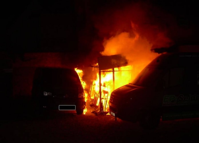 In einem Werkstatt-/Geräteschuppen war ein Feuer ausgebrochen