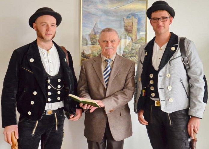 Zusammen auf der Walz: Zimmermannsgeselle Konstantin Kania (links) und Schreinergeselle Kai Wichmann (rechts) sprechen zünftig beim Ersten Kreisbeigeordneten Adam J. Schmitt (Mitte) vor