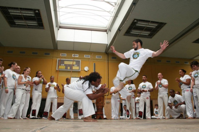 Im Januar 2016 startet der wöchentliche Kurs „Capoeira für Flüchtlinge - Capoeira for Refugees“ für Geflüchtete und alle Interessierten im Interkulturellen Zentrum