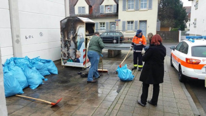 Ein Altkleidercontainer des MHD inkl. Inhalt wurde beschädigt