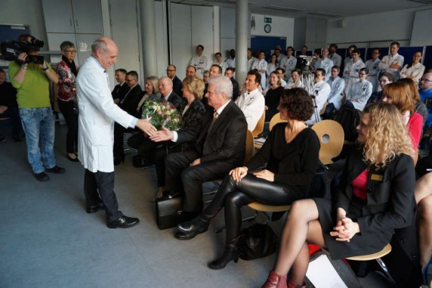 Prof. Dr. Hugo A. Katus, Ärztlicher Direktor der Klinik für Kardiologie, Angiologie und Pneumologie bedankte sich bei Dietmar Hopp