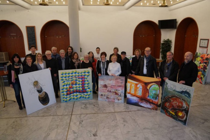 Die ausstellenden Künstler beim Gruppenfoto