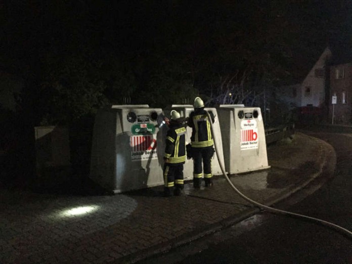 Die Feuerwehr löschte einen Containerbrand