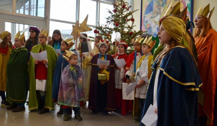 Die Sternsinger der katholischen Pfarrgemeinden St. Michael Nord, St. Paulus West und St. Marien aus Ingelheim zu Besuch in der Kreisverwaltung Mainz-Bingen