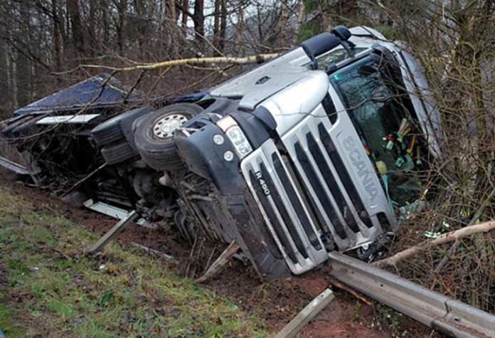 Der LKW kam von der Fahrbahn ab. Kippte die Böschung hinunter und blieb in der Schutzplanke liegen