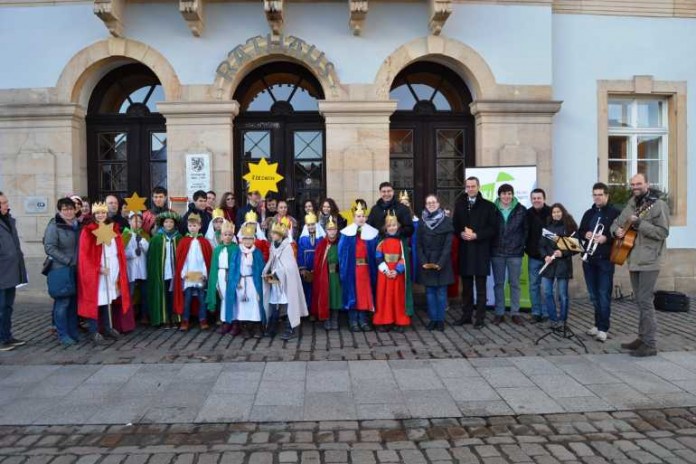 Oberbürgermeister Thomas Hirsch empfing mit Bürgermeister Dr. Maximilian Ingenthron zahlreiche Sternsinger vor dem Landauer Rathaus