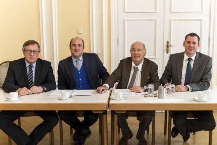 Vertragsunterzeichnung im kleinen Festsaal des Rathauses (von links): Stadtrat Detlev Bendel, Sebastian Kuffler, Roland Kuffler und Oberbürgermeister Sven Gerich