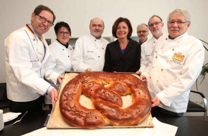 Vertreterinnen und Vertreter der Bäckerinnung Rhein-Nahe-Hunsrück aus Bad Kreuznach überreichten Ministerpräsidentin Malu Dreyer die Neujahrsbrezel