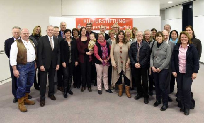 Clemens G. Schnell, Vorstandsvorsitzender der Kulturstiftung und Clemens Körner, Kuratoriumsvorsitzender der Kulturstiftung, mit den Empfängern der Fördergelder