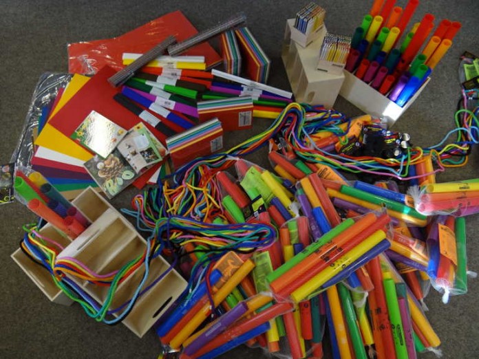 Bunte Musikinstrumente (Boomwhackers), Bastelpapier, Stifte und Springseile – alles Dinge, die man gut in Kindergarten und Schule einsetzen kann.