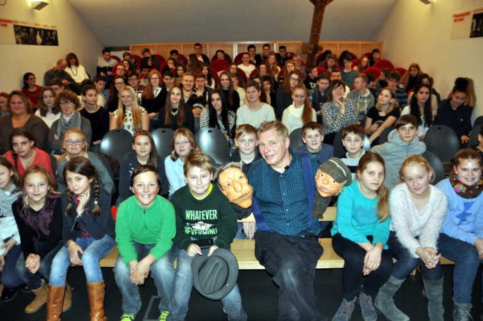 Ralf Kiekhöfer zeigte im Museum für PuppentheaterKultur Schülerinnen und Schülern der 5. bis 9. Klassen das Stück „Engel mit nur einem Flügel“