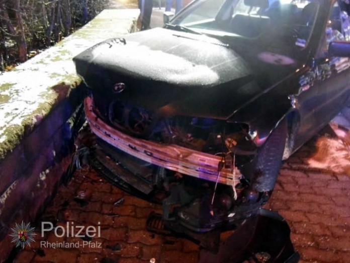 Der total beschädigte BMW