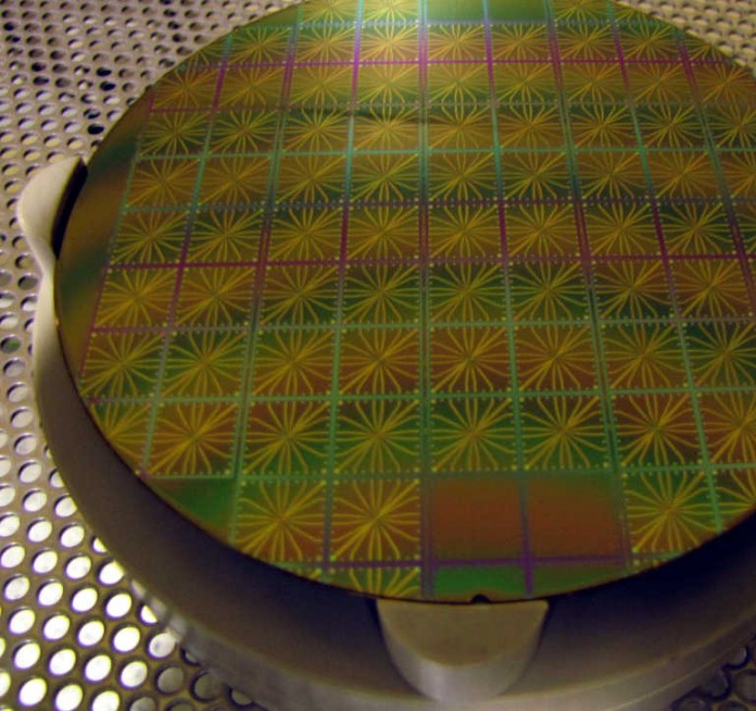 Industriell gefertigter Wafer mit Speichereinheiten aus den gemeinsamen Forschungsarbeiten der Technischen Universität Kaiserslautern und der Johannes Gutenberg-Universität Mainz