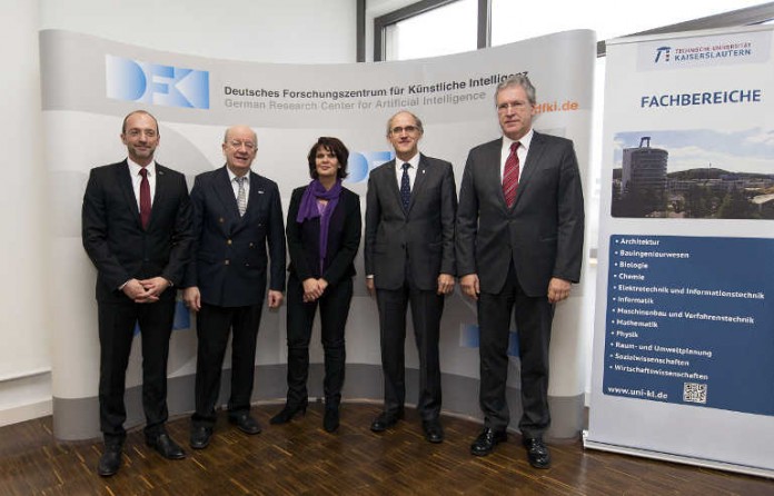 Prof. Andreas Dengel, Prof. Wolfgang Wahlster, Ministerin Vera Reiß, Vizepräsident Prof. Arnd Poetzsch-Heffter und Dr. Walter Olthoff (v.l.n.r.) nach der Unterzeichnung der Grundsatzvereinbarung