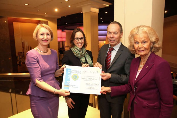 Rene Gottschalk erhält Scheck des Lions Club Frankfurt - Alte Oper Förderverein e.V.