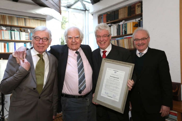 Hilmar Hoffmann (2. v.l.) erhält Ehrenmitgliedschaft der Kulturpolitischen Gesellschaft