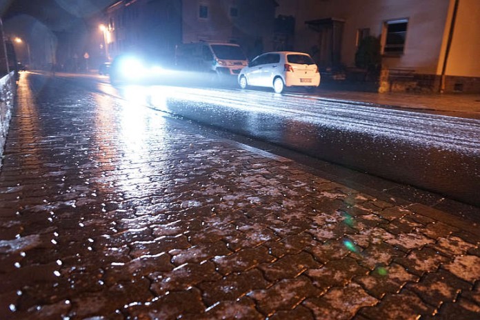 Der Blick auf die Straße verheißt nichts Gutes. Trotzdem fährt ein Wagemutiger mit seinem PKW durch die Straßen. Drücken wir ihm alle Daumen, dass er gut zuhause ankommt