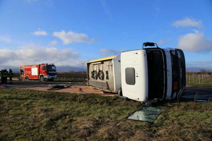 Ein mit Heizöl beladener LKW ist umgekippt. Kraftstoff ist ausgetreten